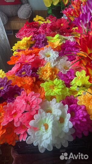 Искусственные цветы на кладбище