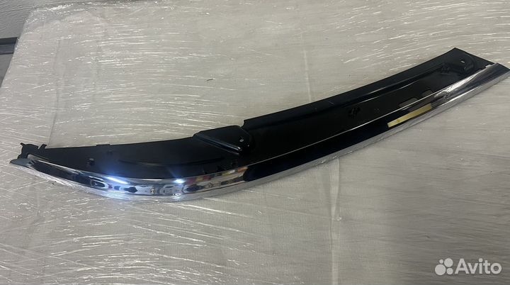 Накладка (ресничка) правой фары к VW Passat B8