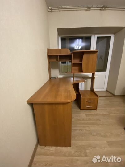 Угловой письменный стол