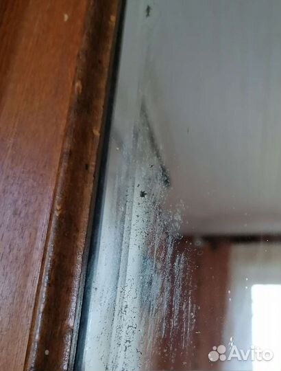 Старинный бельевой шкаф с зеркалом