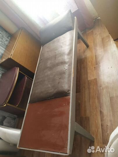 Лежак деревянный с кожзамом (н.ельцовка)