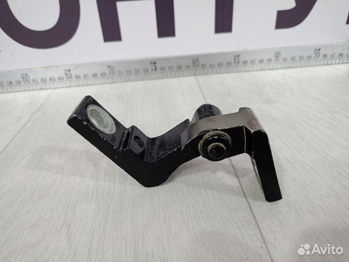 Петля двери верхняя правая Skoda Octavia Tour A4