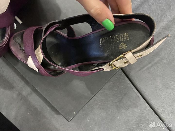 Босоножки moschino love