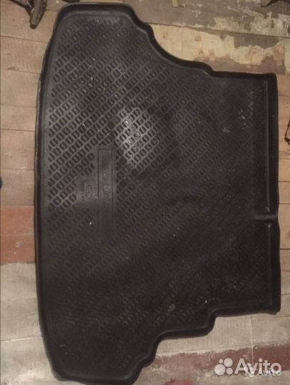 Продам комплект резиновых ковров на hyundai solari