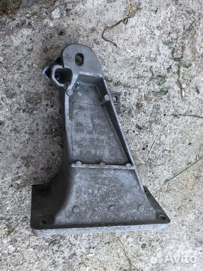 Кронштейн двигателя