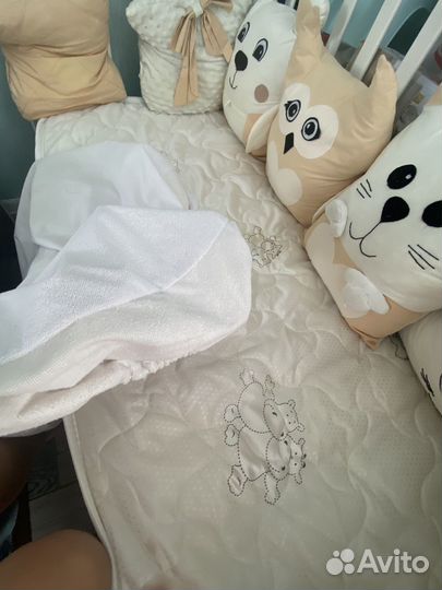 Детская кроватка с маятником, ящиком и матрасом