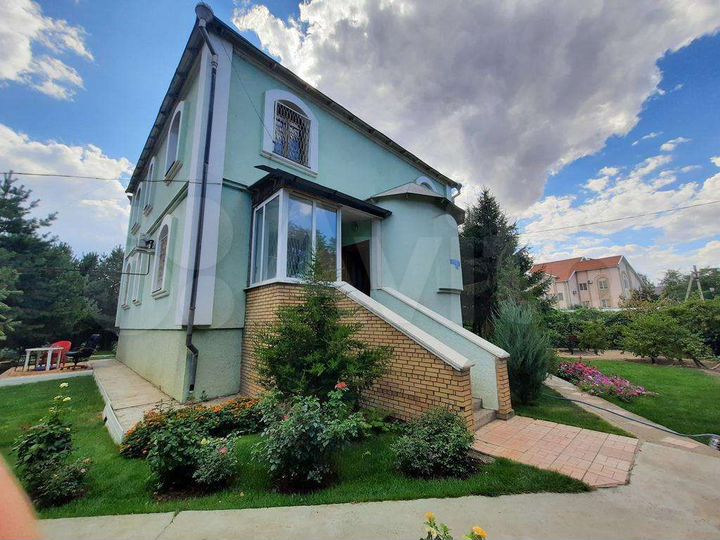 Коттедж 200 м² на участке 10 сот.