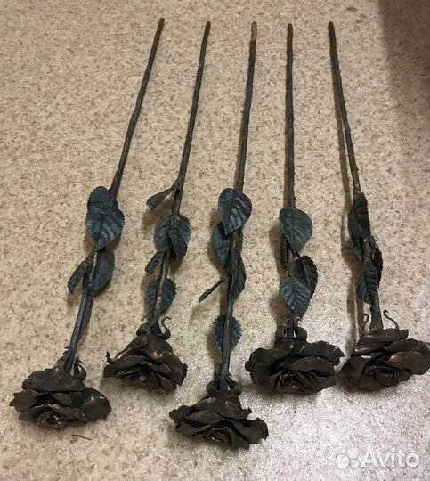 Ковка розы в вазе