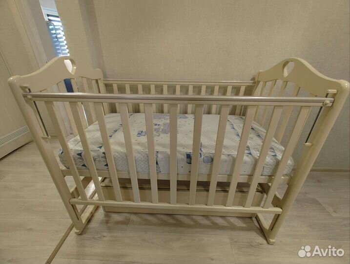 Детская кроватка с маятником