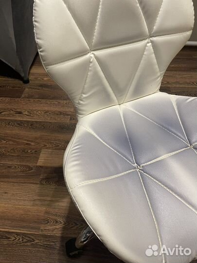 Стул ракушка белый на колесиках