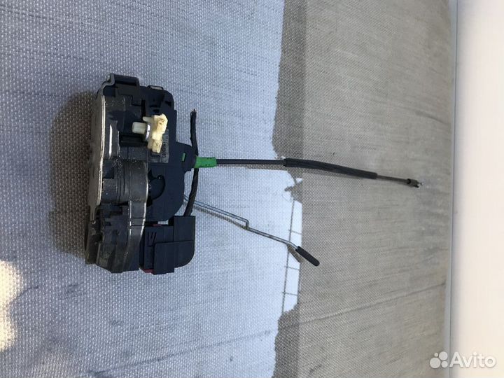 Opel Astra J задний левый замок