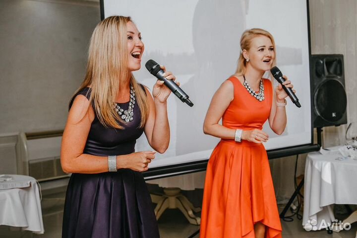 Ведущая и живая музыка