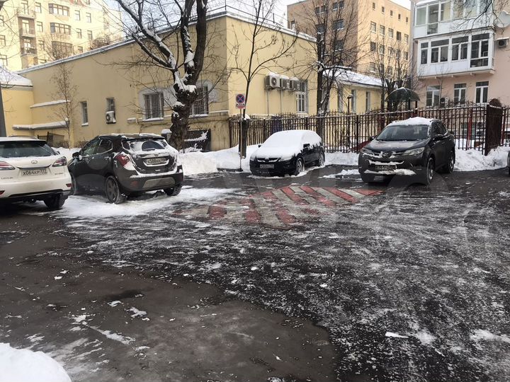 Машиноместо, > 30 м²