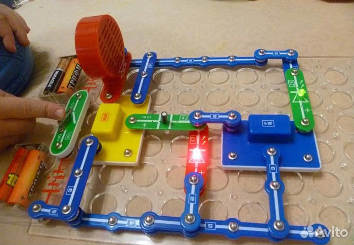 Знаток 320 (конструктор электронный 320 схем)