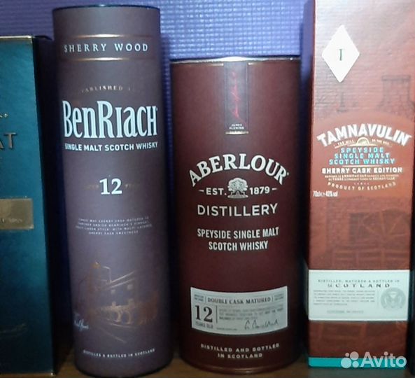 Коробка и пустая бутылка из под виски