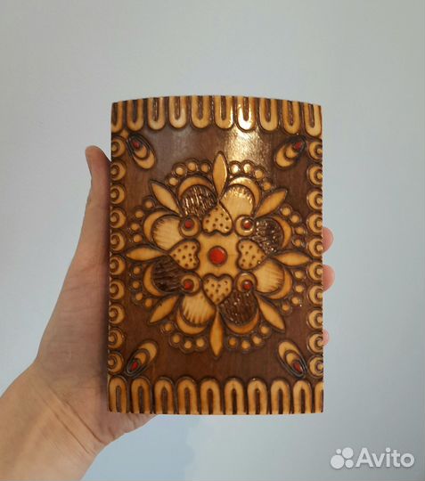 Шкатулка сувенирная деревянная резная