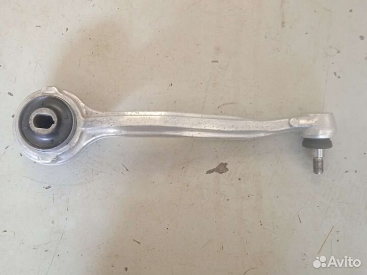 Передний правый продольный рычаг на мерседес W204