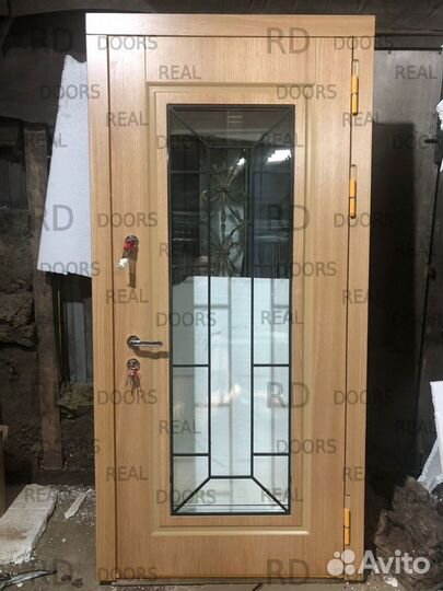 Металлическая входная дверь с окном и решеткой