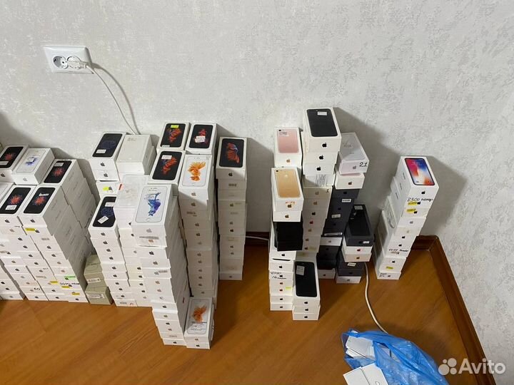 Коробки iPhone разных моделей