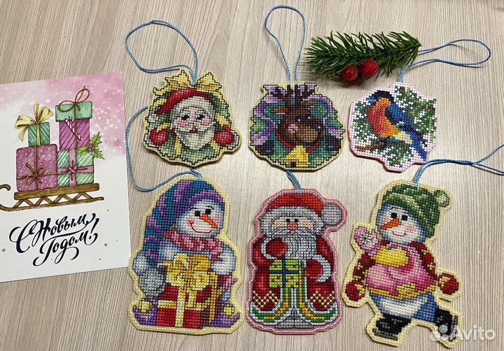 Набор елочных игрушек вышитых крестиком