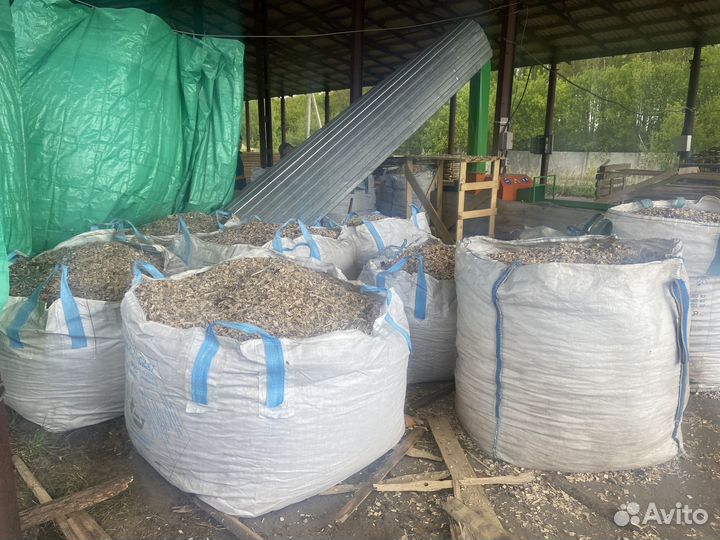 Сухая опилка и щепа в мешках