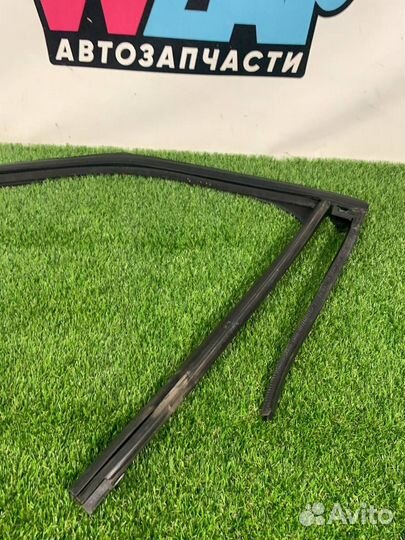 Уплотнитель стекла двери передний левый Ford