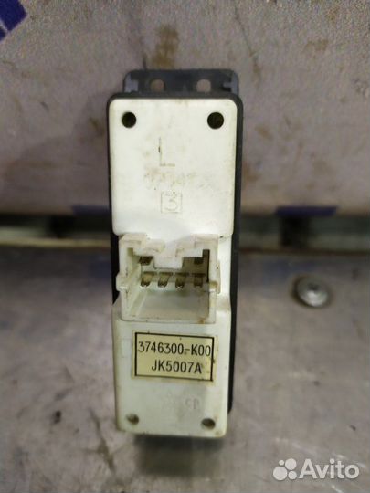 Кнопка стеклоподъемника задняя левая Great Wall