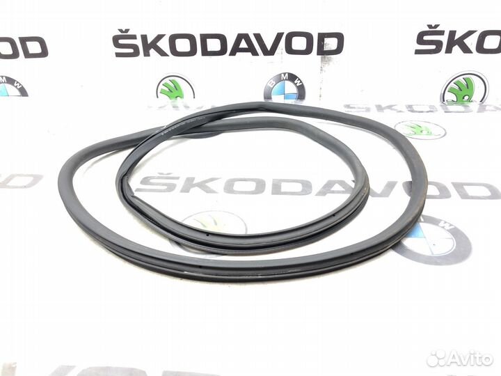 Уплотнитель проема двери передний Skoda Octavia A5