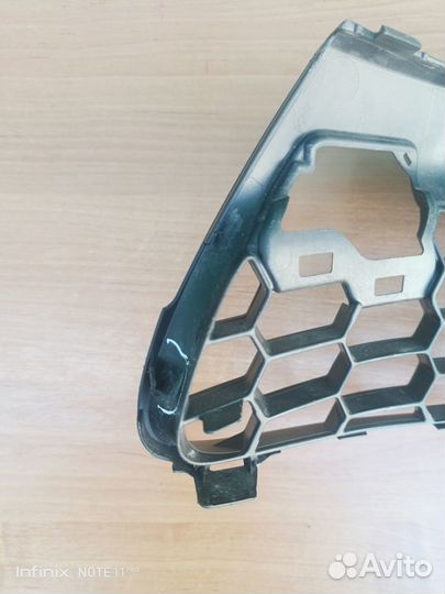 Решетка в бампер центральная Lexus NX200 14-17 г