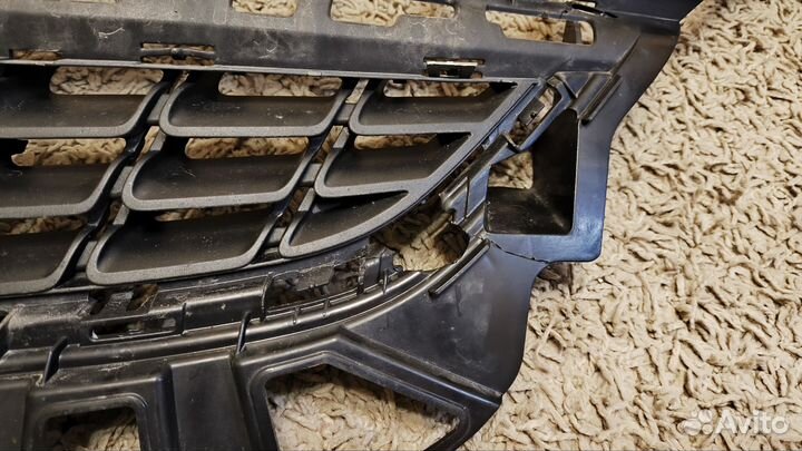 Решетка радиатора opel astra j ориг с дефектом