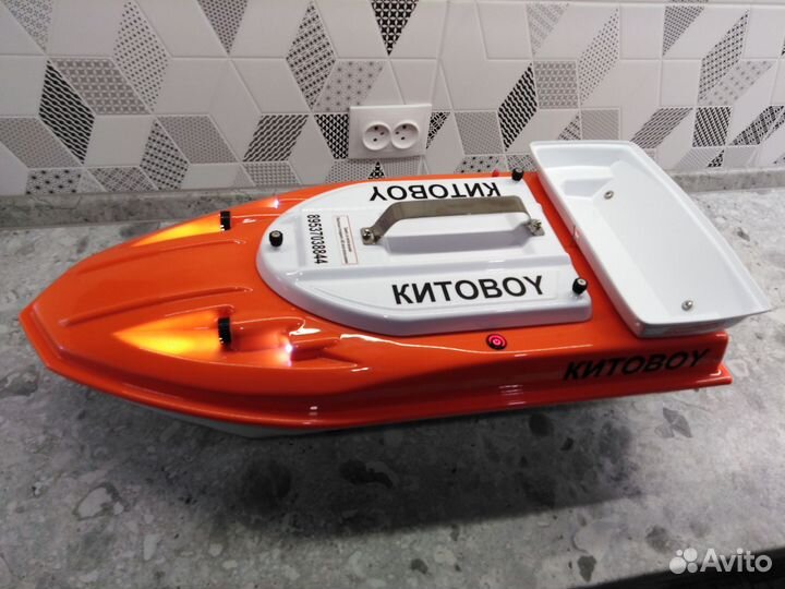 Прикормочный, карповый кораблик