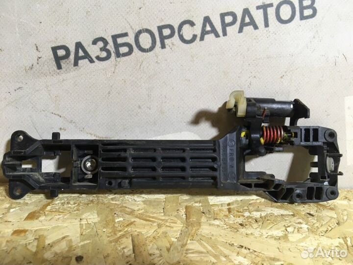 Кронштейн ручки двери передний правый Toyota