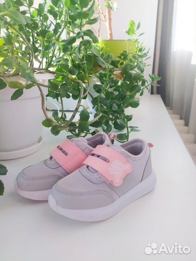 Кроссовки для девочки
