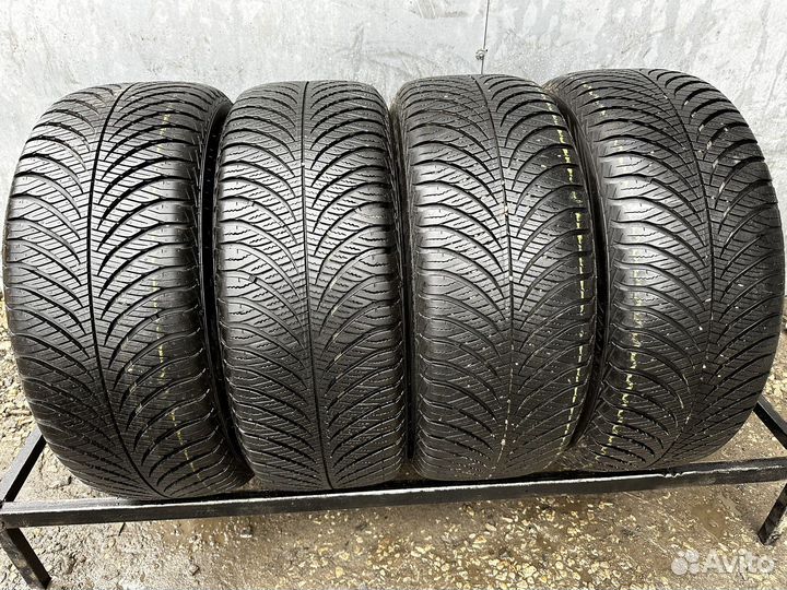 Goodyear Vector 4Seasons 235/55 R17