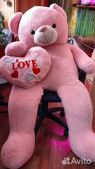 Большой плюшевый медведь