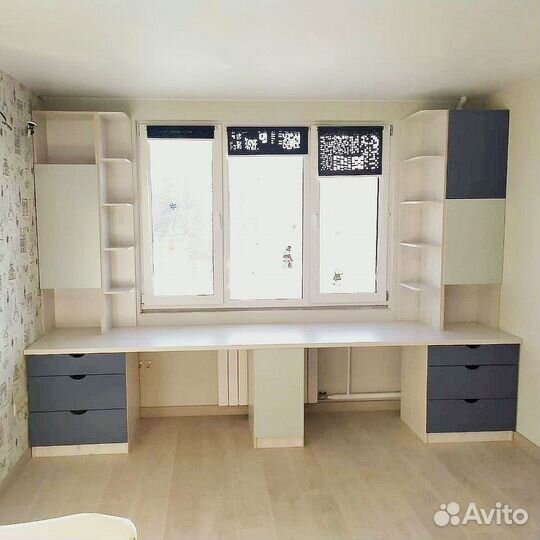 Школьный стол для двоих у окна