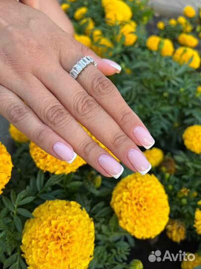 Модель на маникюр и педикюр с покрытием гель лак