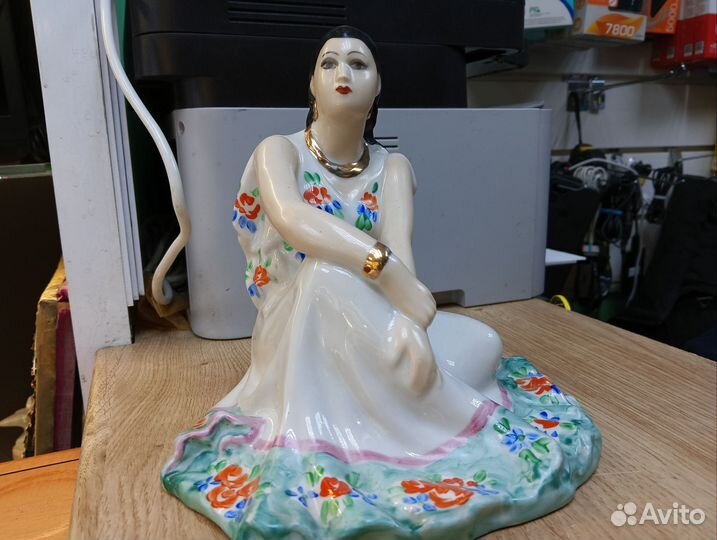 Фарфоровая статуэтка цыганка дулево