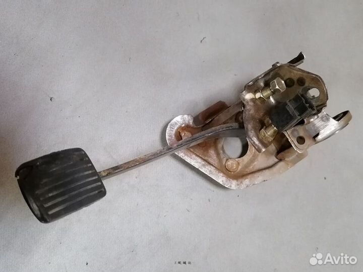 Педаль тормоза для Mitsubishi Mirage 1986-1991