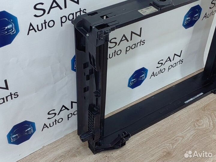 Рамка радиатора Bmw 5 F10 N52B30AF 2010