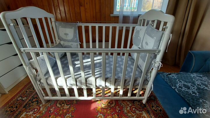 Детская кроватка с маятником