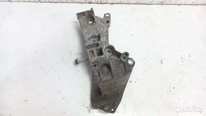 Кронштейн генератора Renault Megane 3