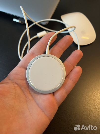 Apple MagSafe беспроводная зарядка на iPhone