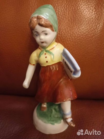 Статуэтка девочка с книгой Бронницы