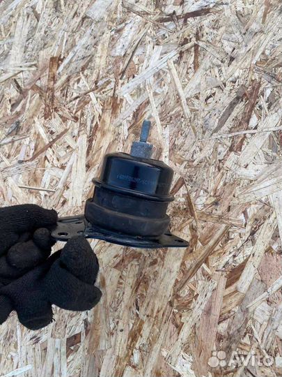 Правая подушка двигателя Skoda Rapid