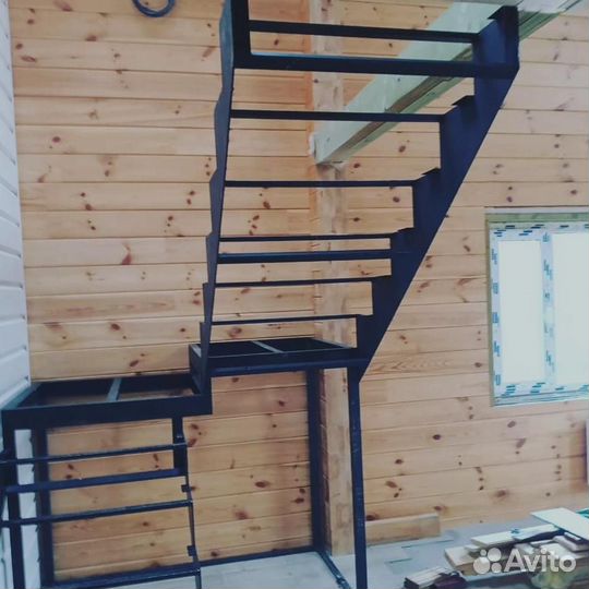 Лестница на металлокаркасе вечная