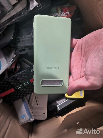 Коробка с чехлами для телефонов