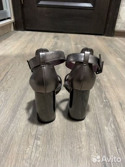 Босоножки новые
