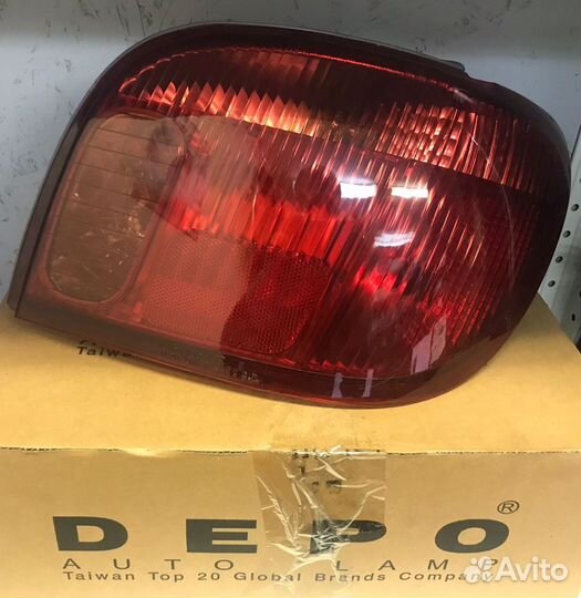 Фонарь задний левый toyota yaris 212-19C7L-LD-UE