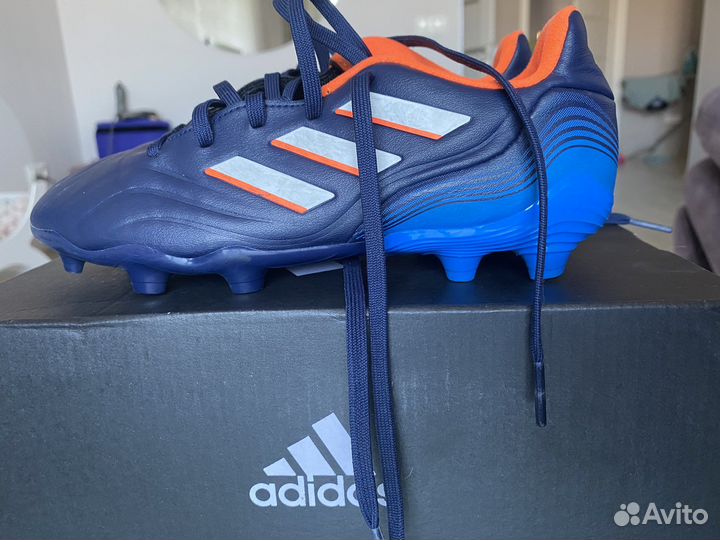 Футбольные бутсы adidas